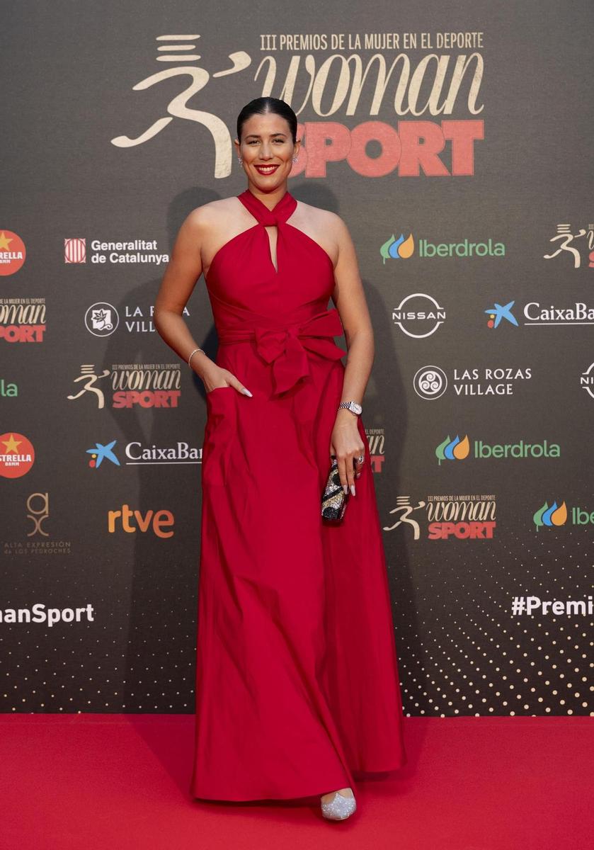 Garbiñe Muguruza brilla, de rojo, en la alfombra roja de los Premios Woman Sport 2023