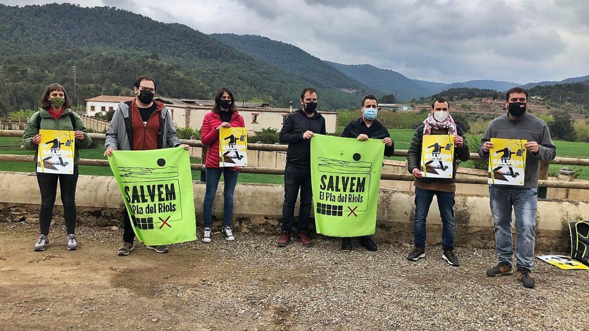 Membres de la CUP i d&#039;entitats ecologistes, ahir al migdia a Palà de Torroella