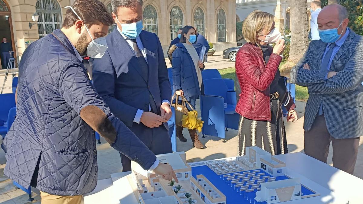 El director del Instituto de Turismo y el consejero enseñaban la maqueta del stand de Fitur esta mañana en Cartagena.