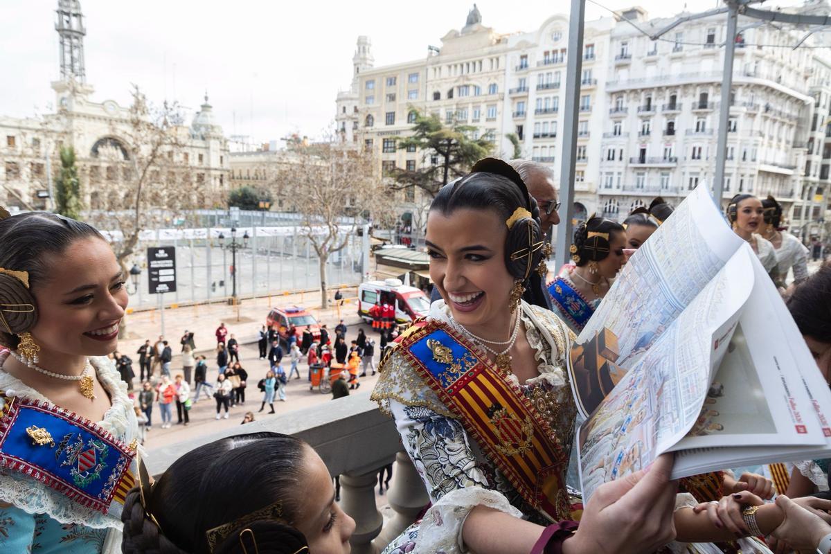 El Extra de Fallas de Levante-EMV llega al balcón del Ayuntamiento