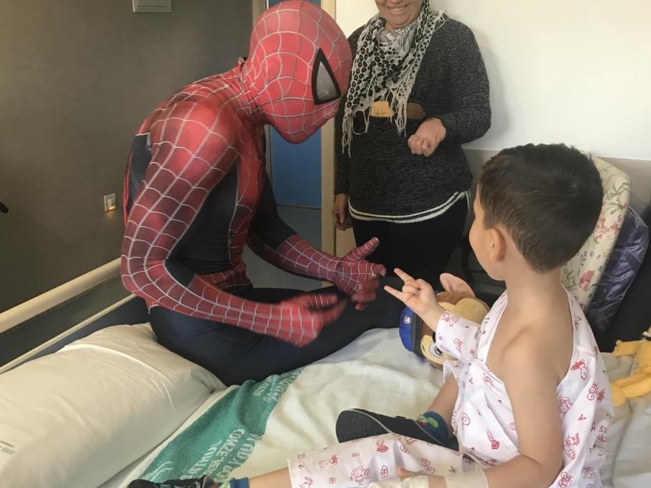 Eduardo Rodríguez recorre las plantas de oncología vestido de Spiderman.