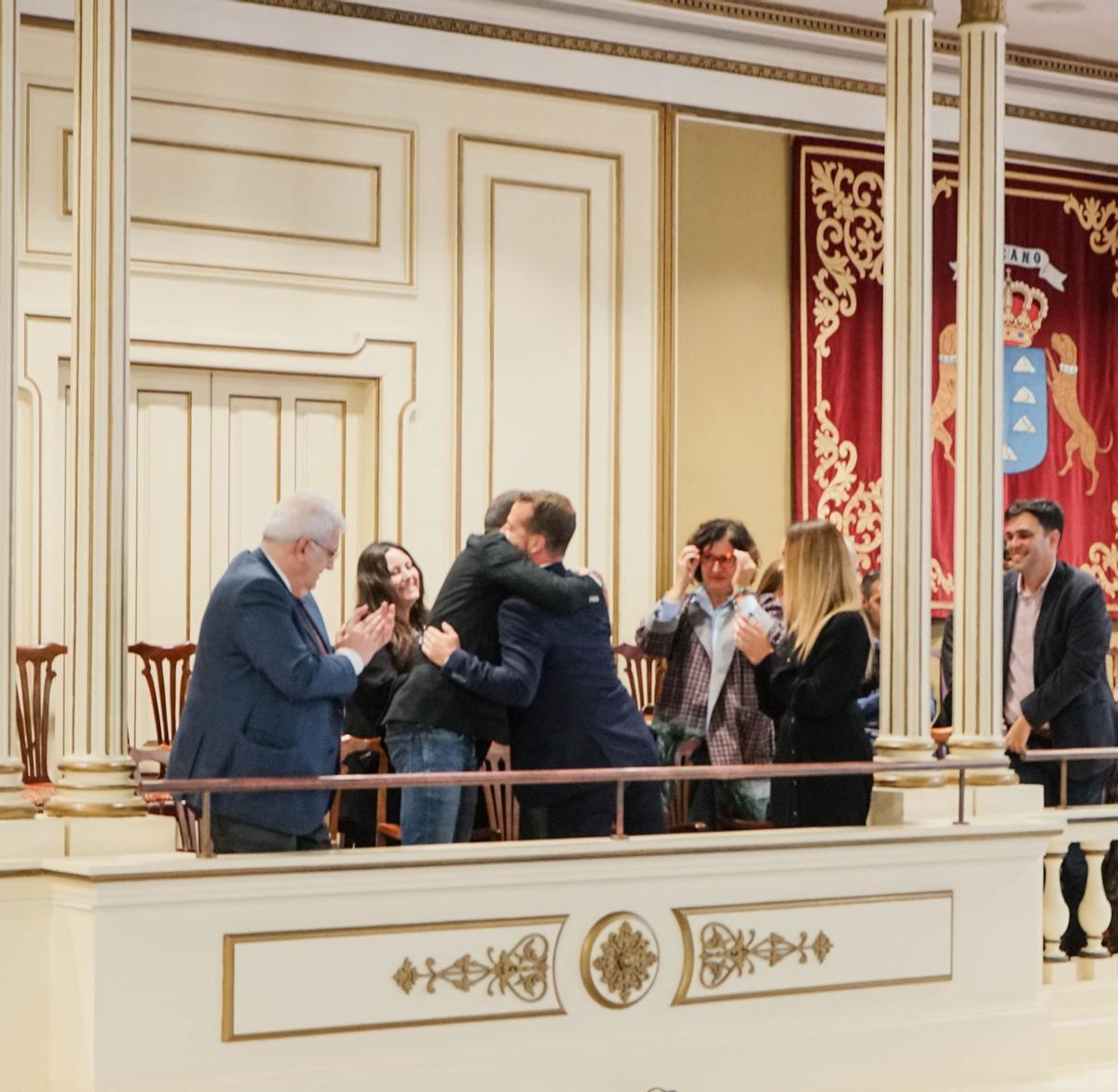 Juan Márquez, viceconsejero de Cultura, y Rubén Pérez, director de Cultura, se abrazan tras la aprobación de la Ley del Sistema Público de Cultura de Canarias