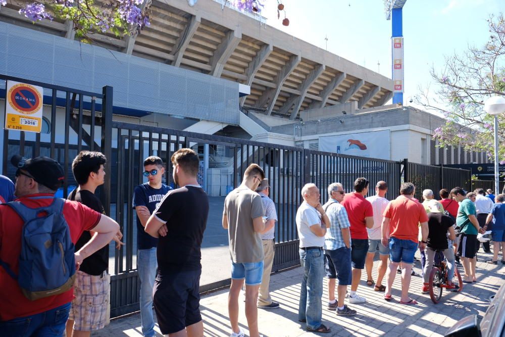 Colas en el Rico Pérez para comprar las entradas del Hércules- Ponferradina