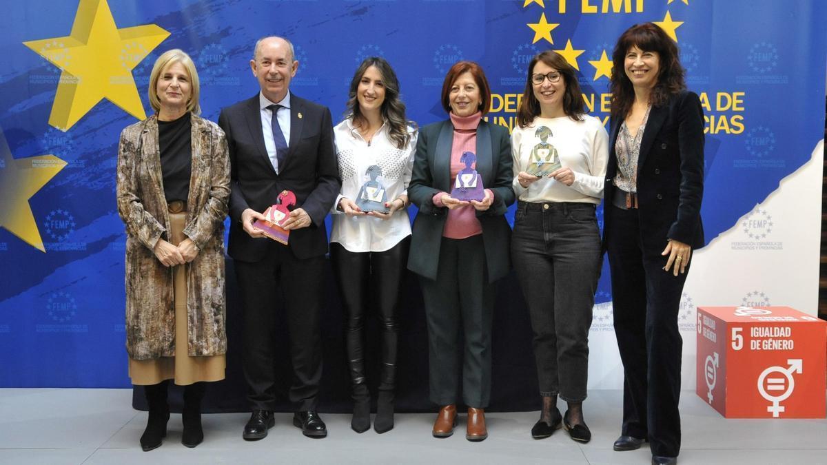 Los galardonados valencianos junto a la presidenta de la FEMP y la ministra de Igualdad