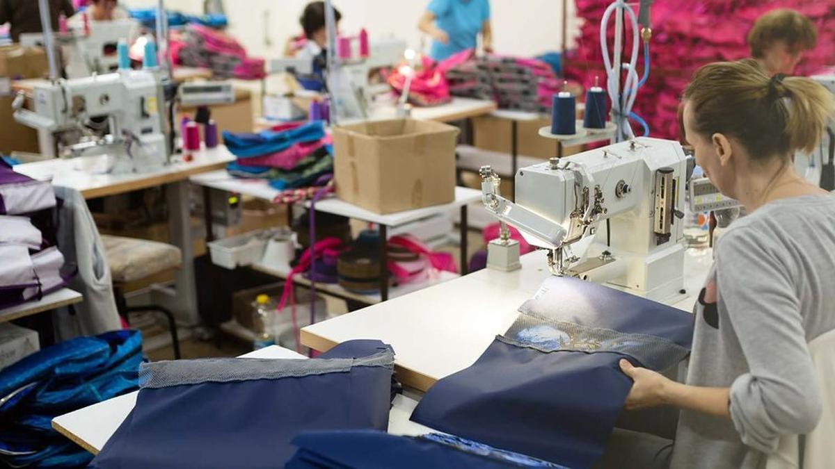 Una mujer que trabaja en la industria textil.