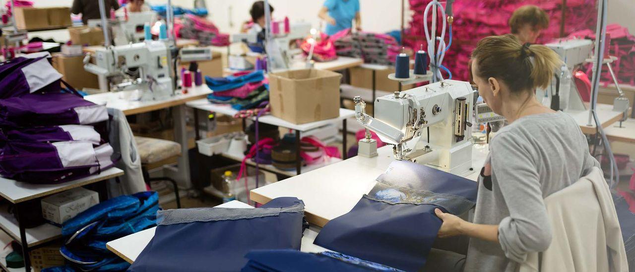 Mujer que trabaja en la industria textil.