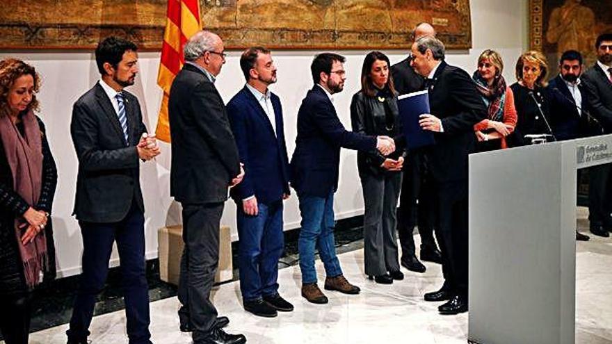 Quim Torra saluda els membres del Govern després de la seva compareixença del vespre