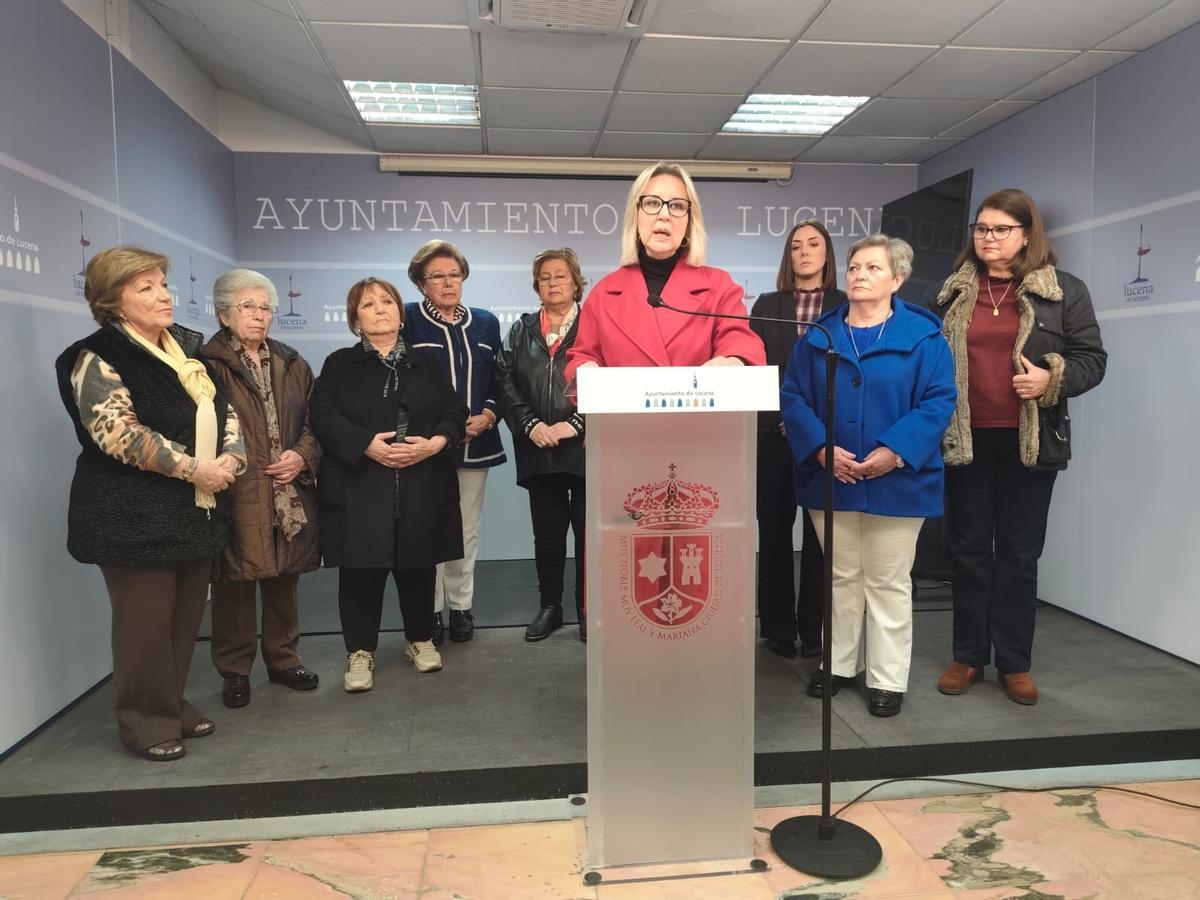 La abogada Ángeles Martín lee el texto consensuado por las asociaciones de mujeres.
