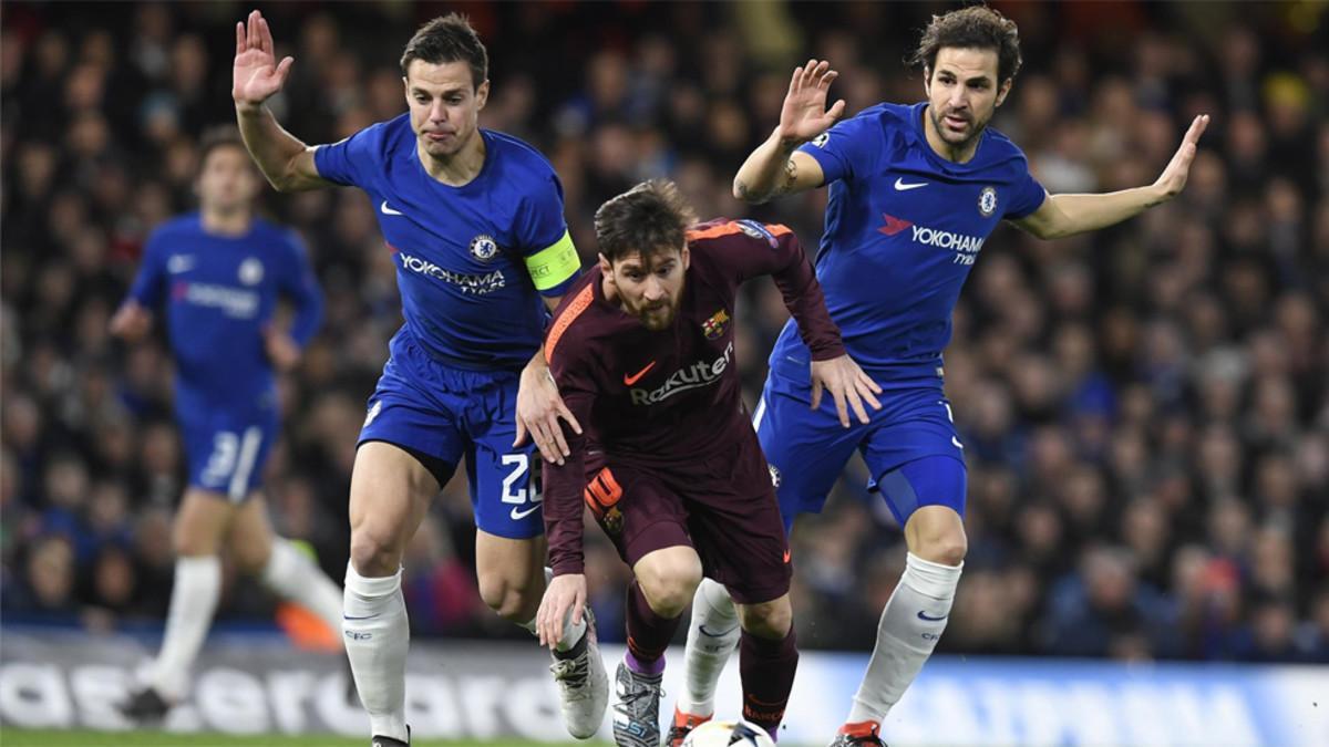 Messi supera a Azpilicueta y Cesc durante el Chelsea-Barça de la Champions 2017/18