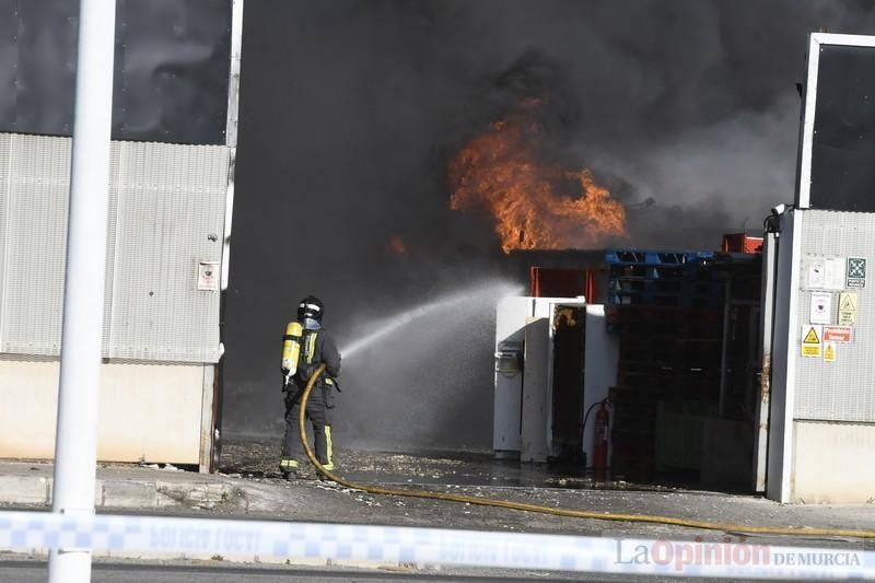 Imponentes llamas devoran una nave en Santomera