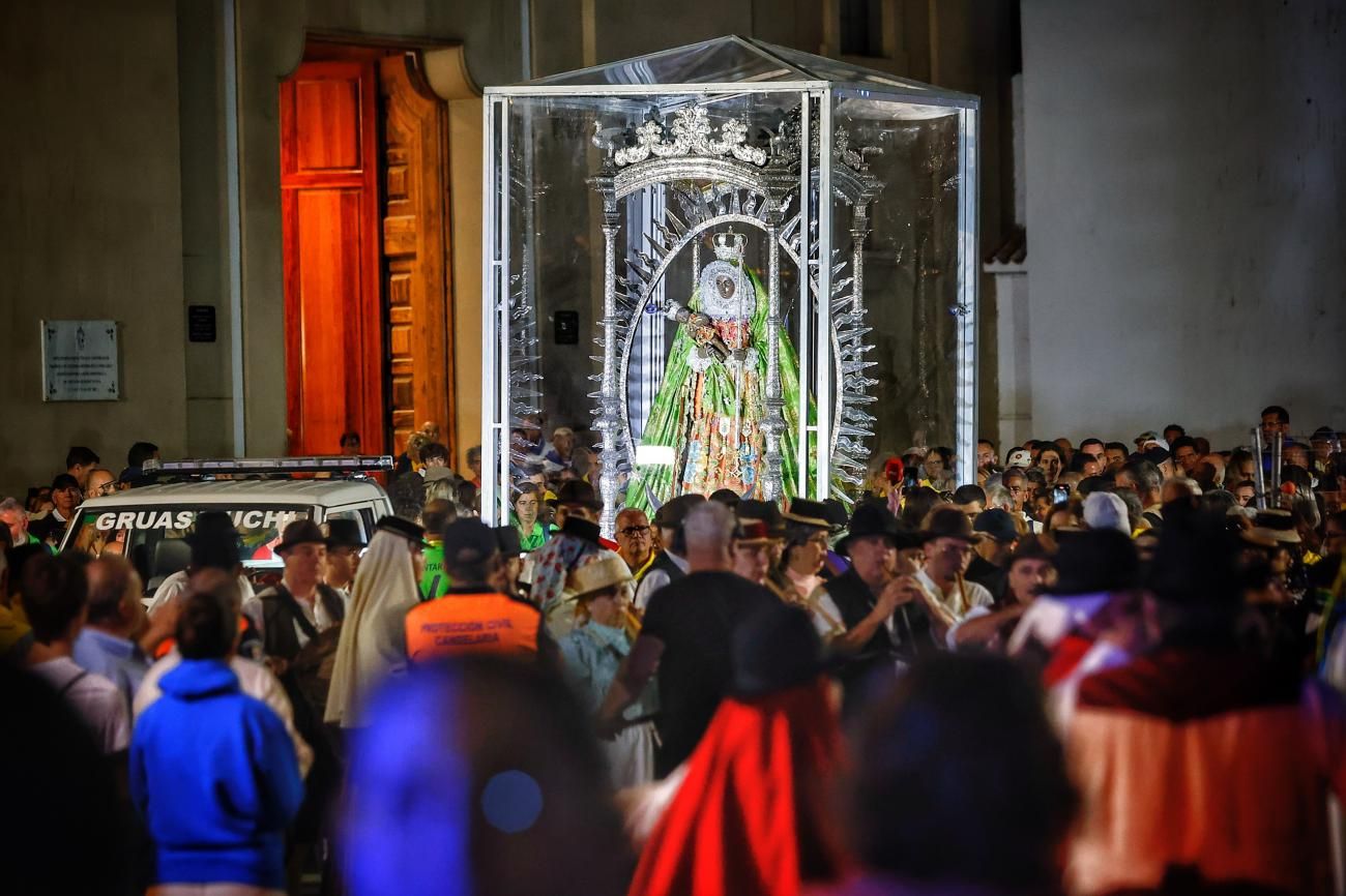 La Virgen de Candelaria abandona la Basílica para poner rumbo a Santa Cruz de Tenerife