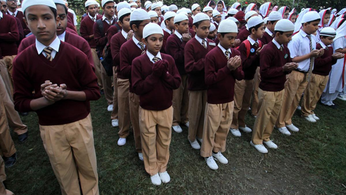 Estudiantes paquistanís rezan durante una ceremonia por las víctimas, en Karachi, este miércoles.