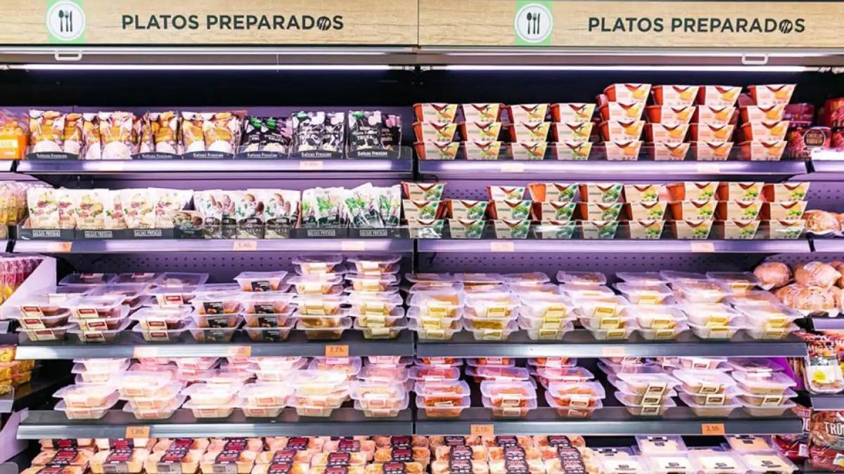 Estantes de comida preparada en un supermercado