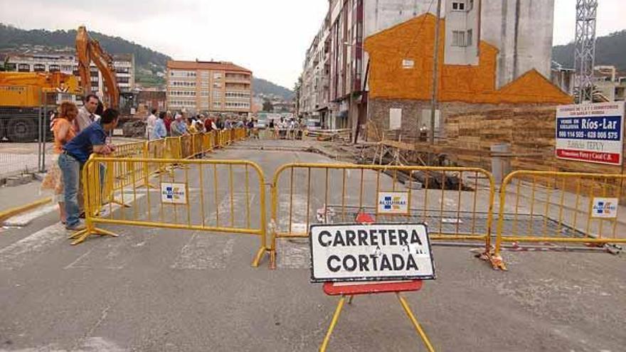 El hundimiento obligó a cerrar la calle Johán Carballeira durante varias semanas.