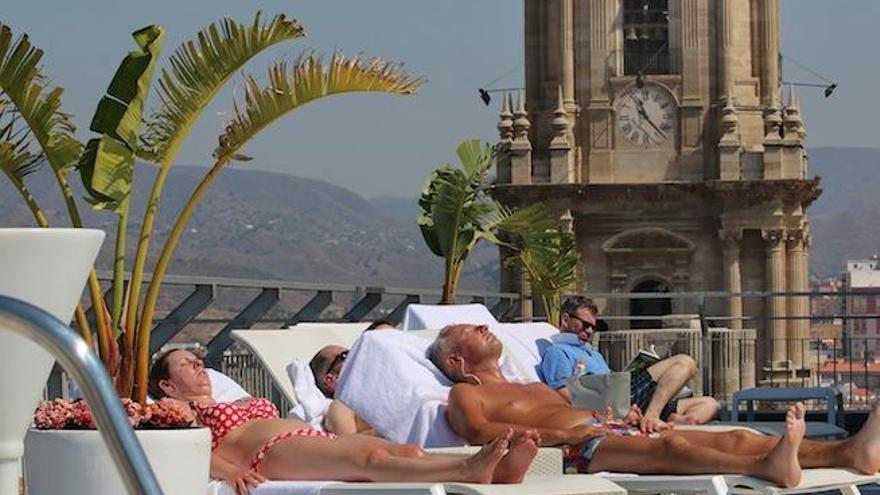 Turistas en las azoteas de los hoteles de Málaga.