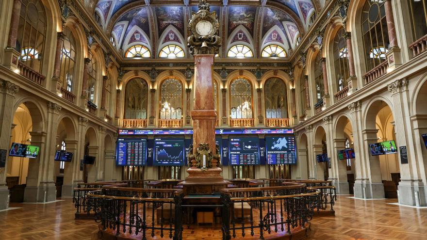 Paneles con índices bursátiles en el Palacio de la Bolsa, en Madrid (España).