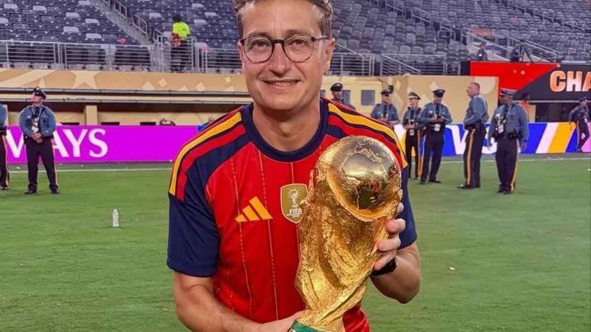 Javier Alfaro, con el trofeo de campeones del mundo.
