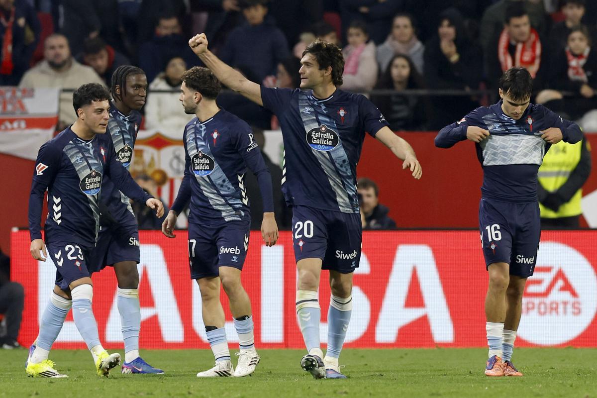 Marcos Alonso celebra su gol de penalti ante el Sevilla.