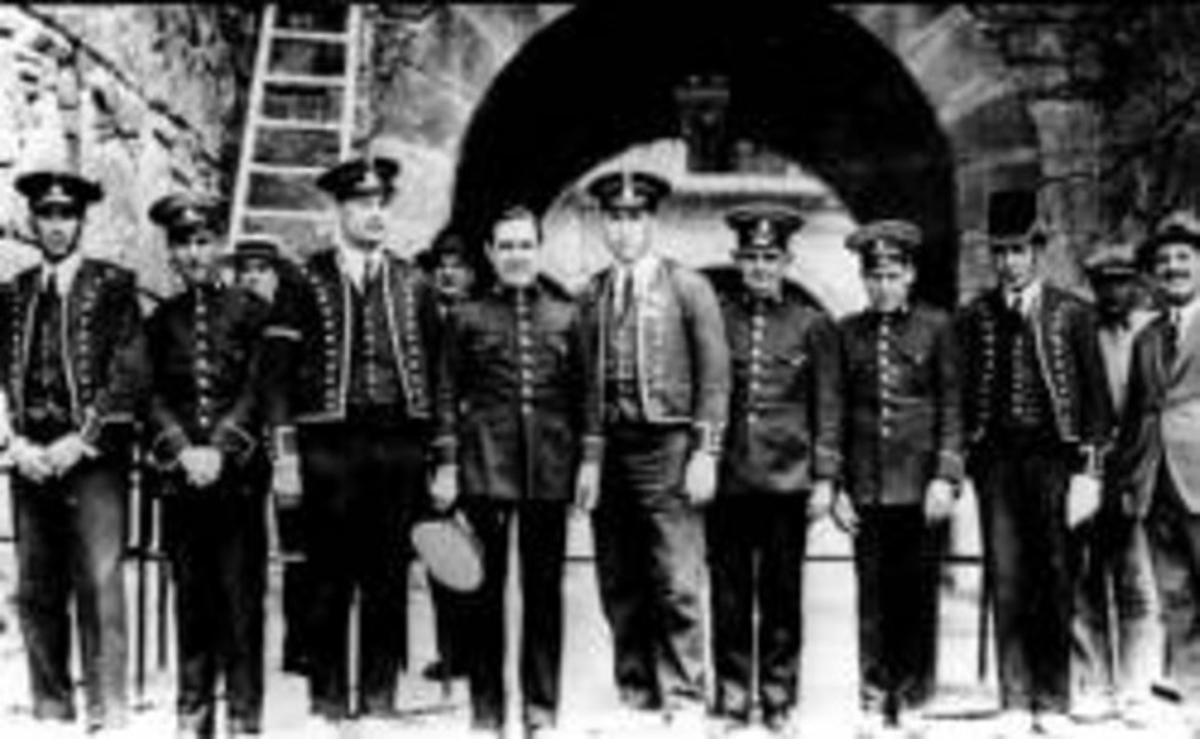 Una foto històrica del passat de la policia catalana. A sota, els diferents uniformes dels Mossos. Una foto històrica del passat de la policia catalana. A sota, els diferents uniformes dels Mossos.