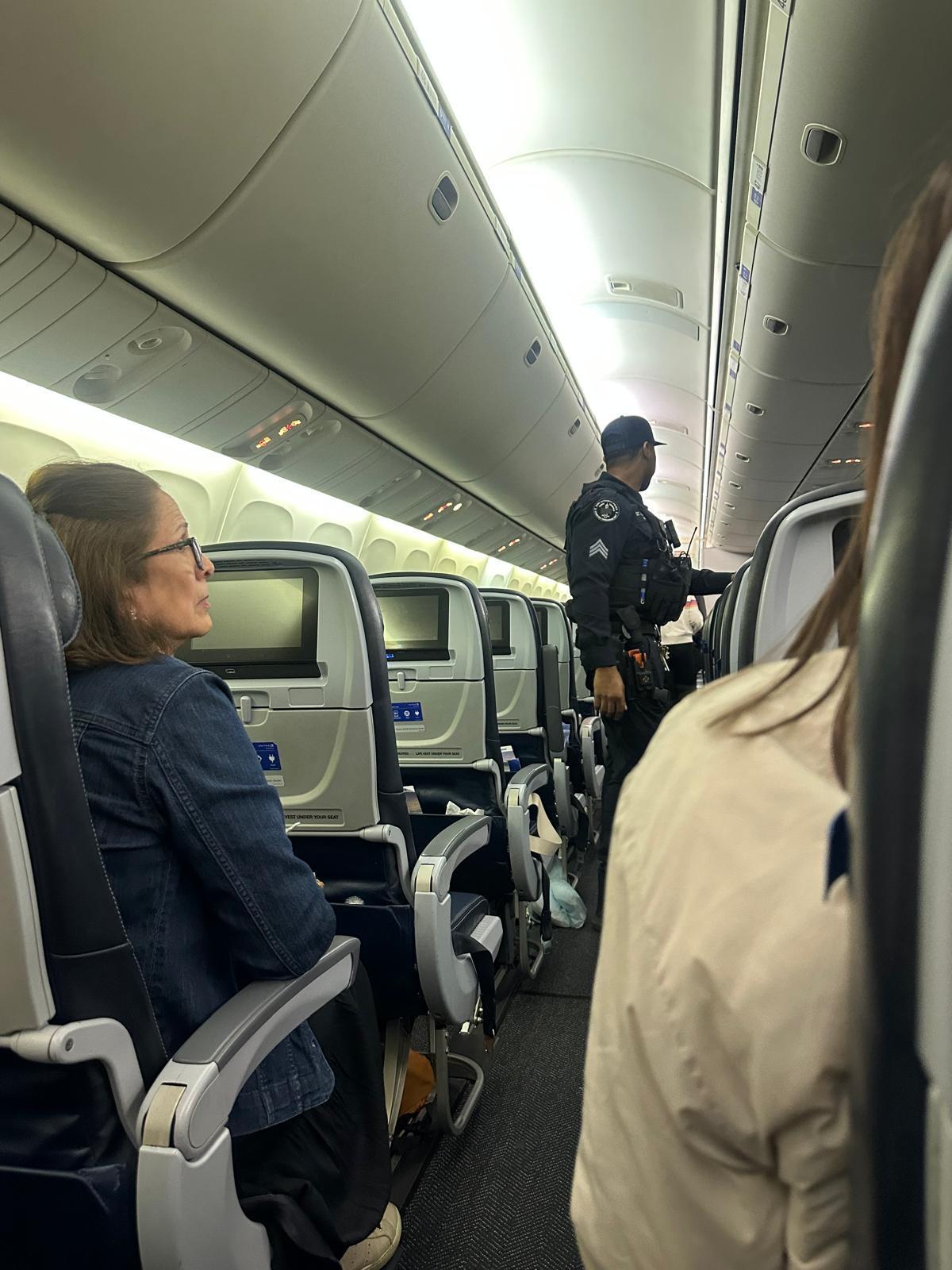 La policía subió al avión a revisar una posible amenaza.