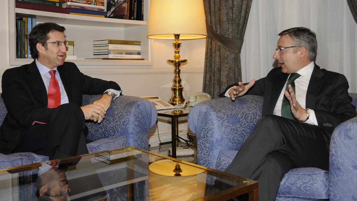 El ministro de Fomento, José Blanco, con el presidente de la Xunta, Alberto Núñez Feijóo (i), durante la reunión celebrada esta tarde en Madrid para analizar el pacto del Obradoiro. // EFE