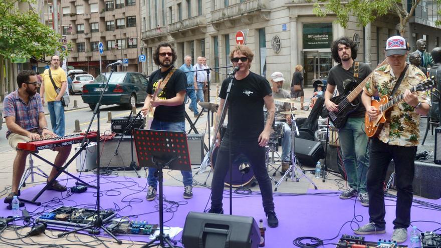 Dany Moure, como vocalista, durante una actuación en Pontevedra.