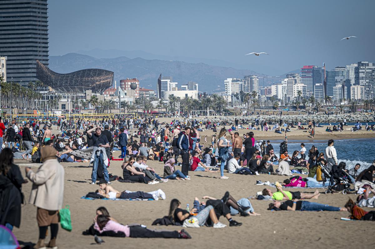 Los barceloneses acuden en masa a las playas de la ciudad para disfrutar del último día primaveral antes de la llegada del frío