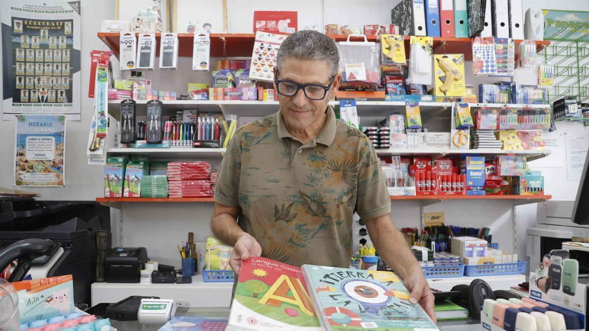 Juan Dios muestra algunos de los libros de texto de este curso en la librería Al Andalus.