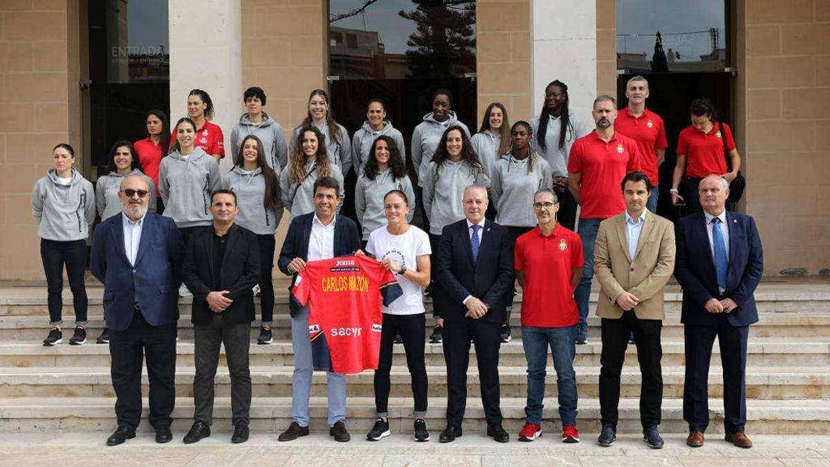 Las jugadoras de la selección española junto al presidente de la Diputación, Carlos Mazón, al que le han hecho entrega de una camiseta