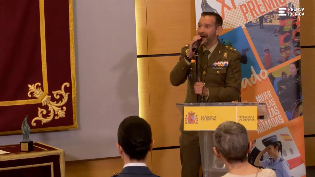 La emocionante actuación  musical de un teniente coronel en un acto del Ministerio de Defensa