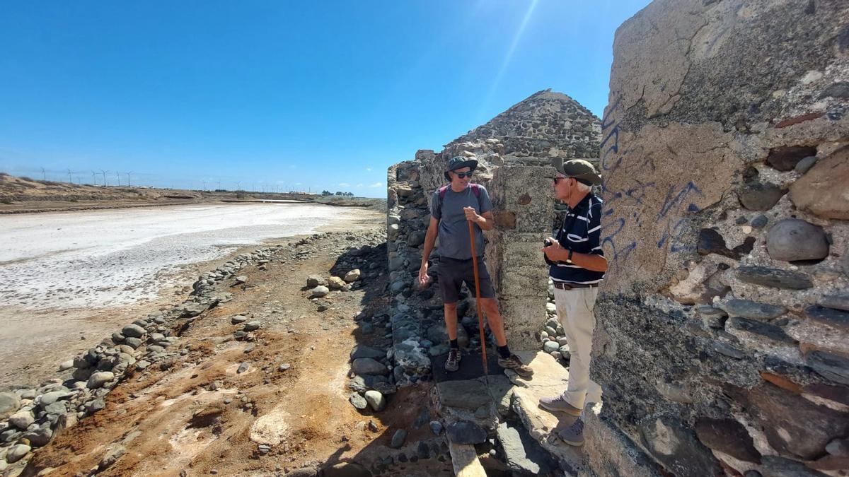 Pablo Guedes con Maximiano Trapero en las salinas.