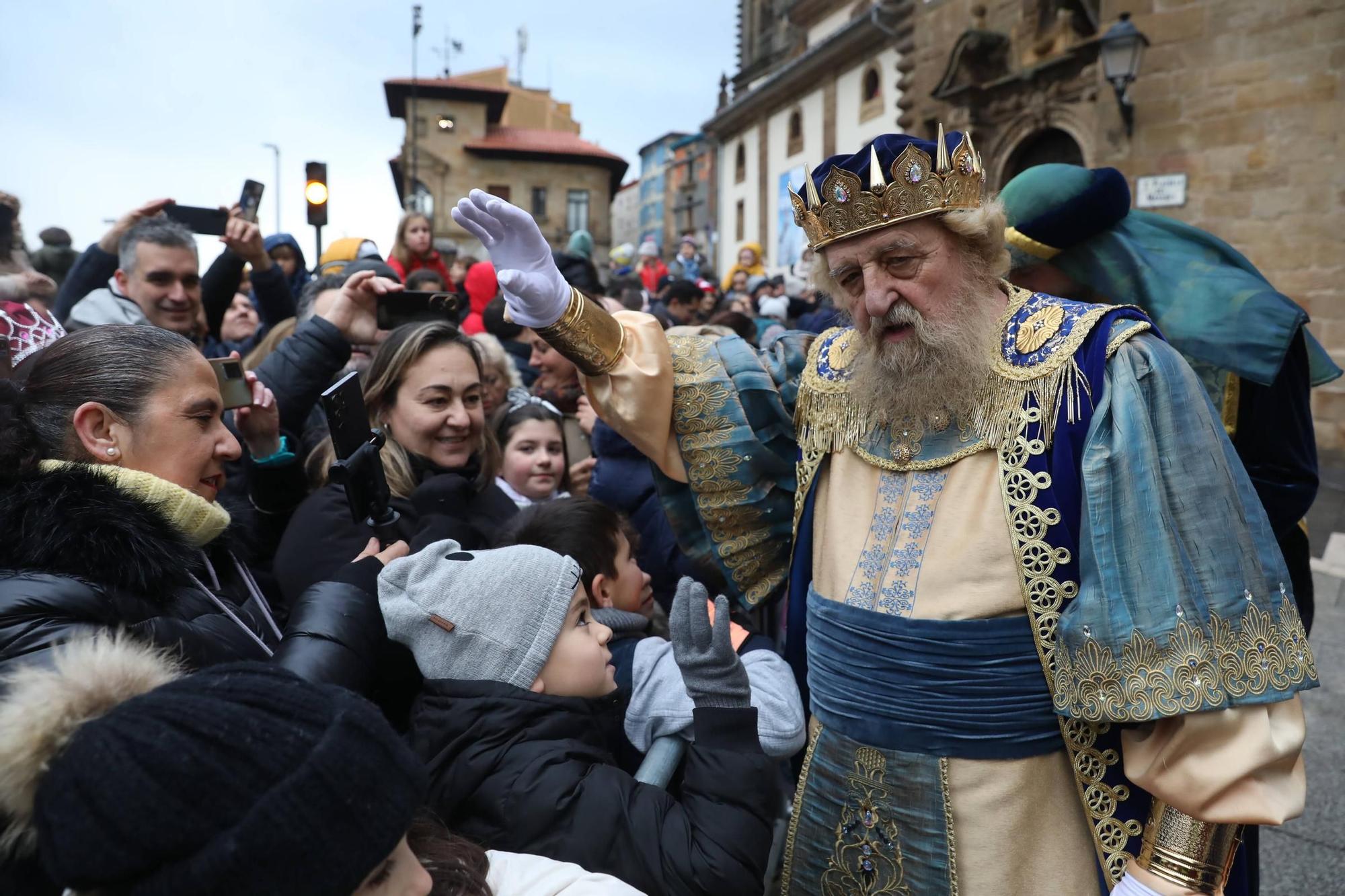 EN IMÁGENES: Así fue la espectacular llegada de los Reyes Magos a Gijón