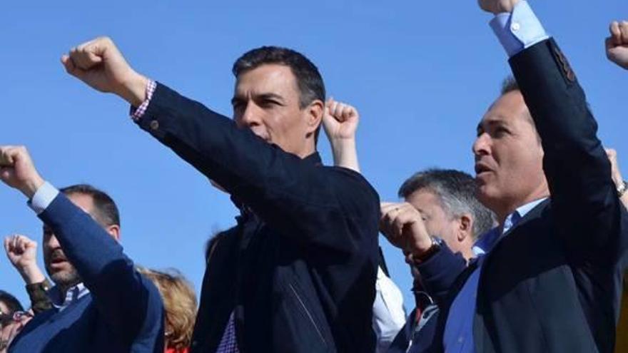 El líder del PSOE Pedro Sánchez con el exalcalde socialista Michel Montanter, en un acto.