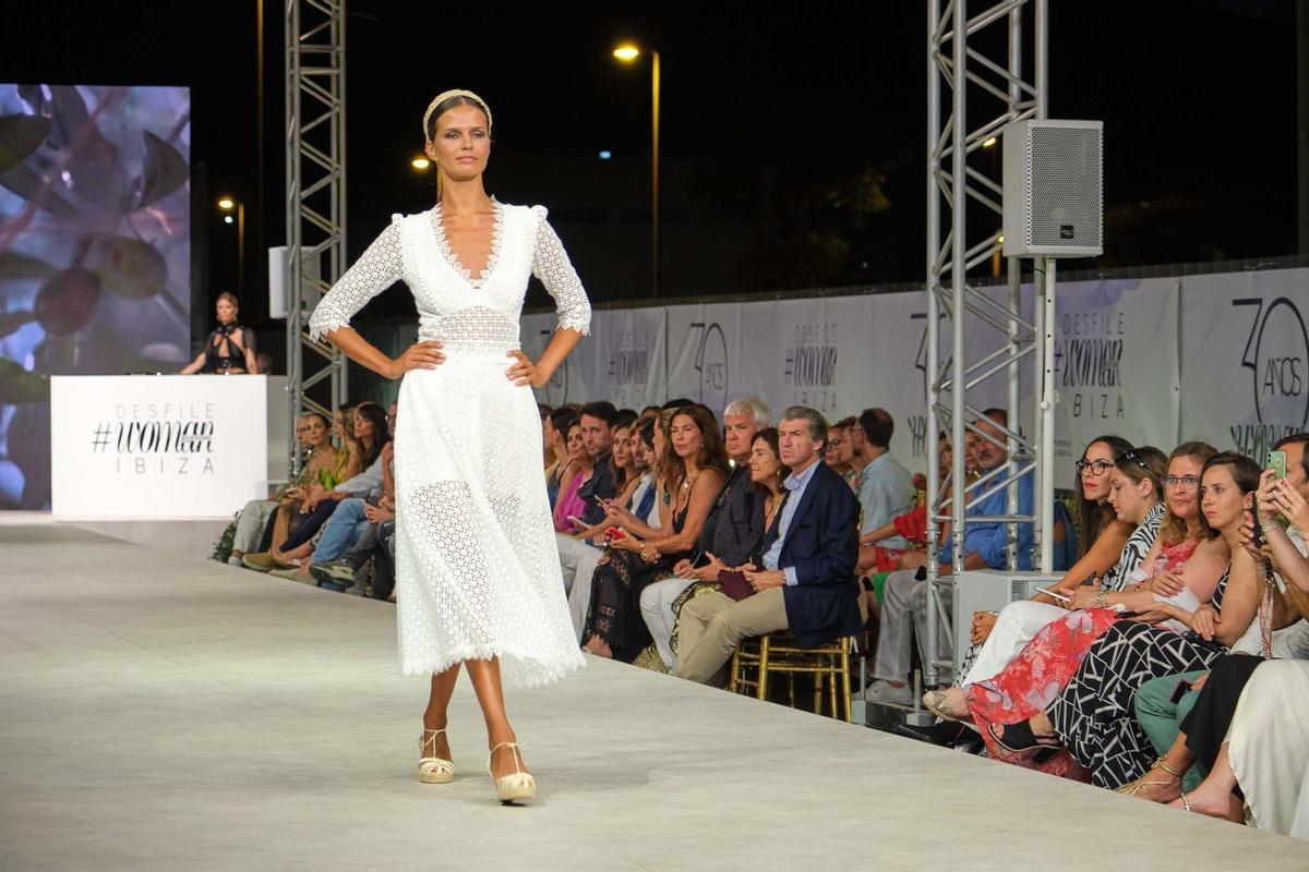 La revista Woman celebra su 30 aniversario con un desfile de Adlib Ibiza en los jardines de Diario de Ibiza