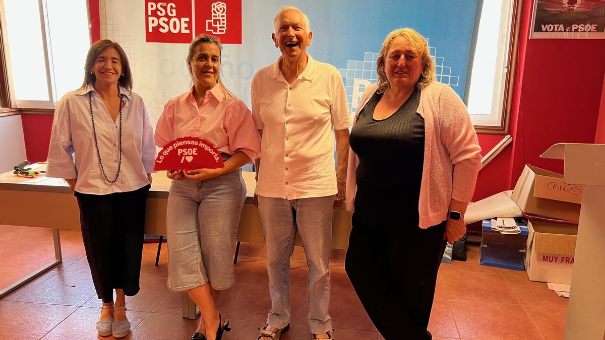 Marcela Rial, Sagrario Martínez, Ángel Giráldez y Pilar Nogueira, ayer tras la asamblea del PSOE.