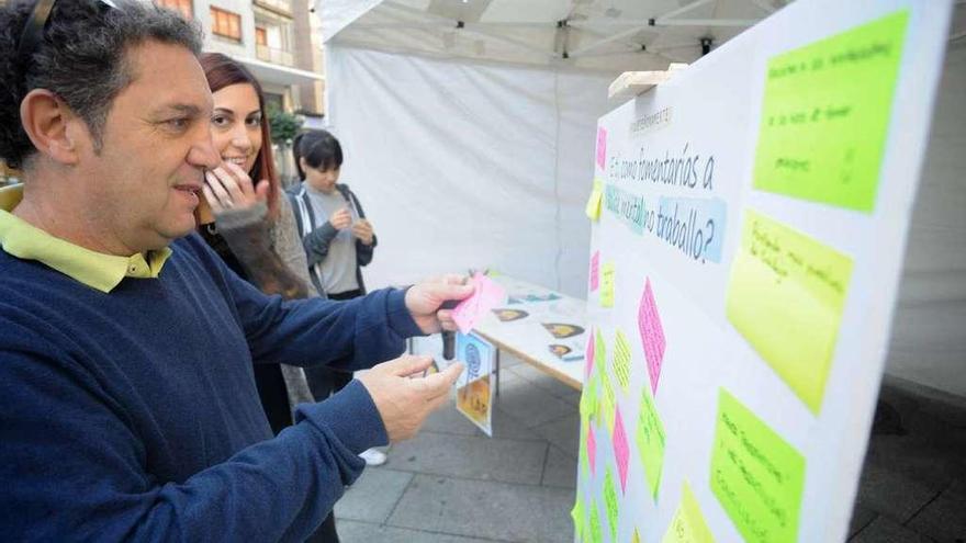 El mural y la mesa informativa instalada en la Praza de Galicia por Lar pro Saúde Mental. // Iñaki Abella