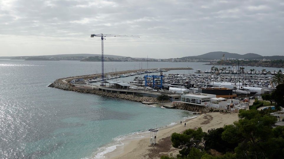 Así avanzan las obras del futuro restaurante panorámico de Puerto Portals, con un diseño rompedor