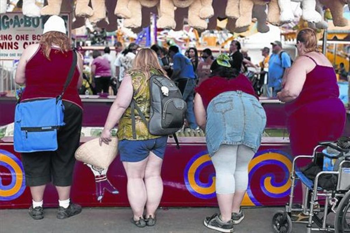 Mujeres que sufren obesidad, en una caseta de feria en San Diego (California, EEUU).