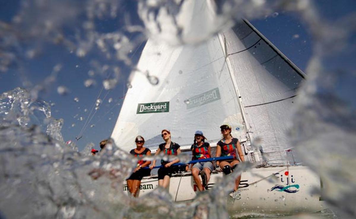 Un iot participa en la regata Blue Ribbon un circuit de 160 km en el llac Balaton, Hongria.