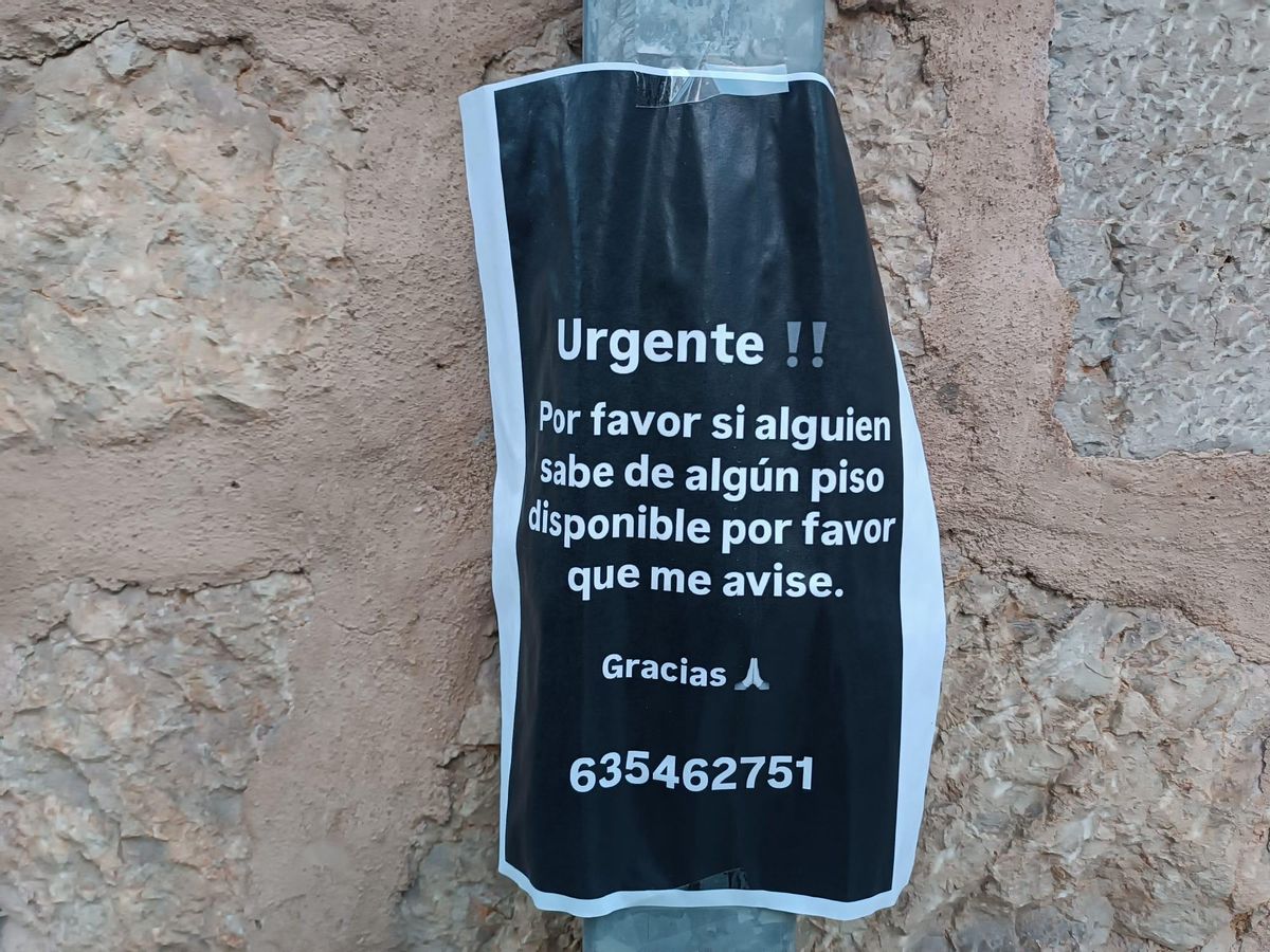 Uno de los carteles colgados en busca de piso.