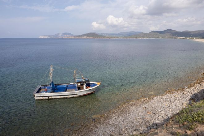 Llega un centenar de migrantes en una barca a Ibiza