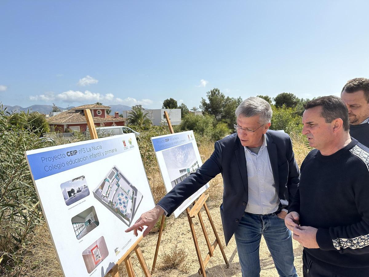 El alcalde junto al concejal y el arquitecto con los planos del nuevo colegio de La Nucia.