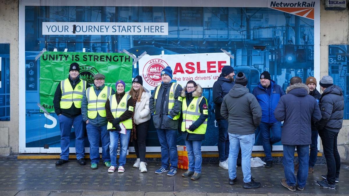 Piquete de conductores de tren en huelga junto a la estación de Leeds