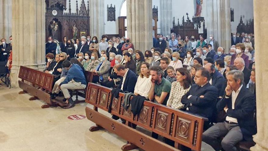 La familia de Domingo Villar, con sus hijos y su viuda a la izquierda, ocupó la primera fila de un abarrotado templo de Santiago de Vigo.  /  MARTA G. BREA