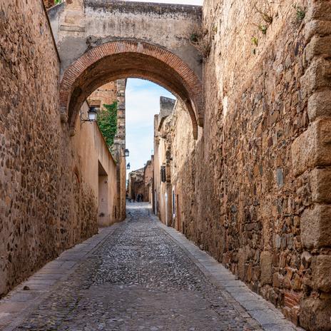 El enigma de los huesos incrustados en las paredes de una de las calles más estrechas de Extremadura