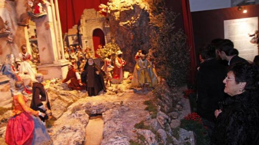 Varios visitantes observan el belén de «La Morana» en la iglesia de La Encarnación.