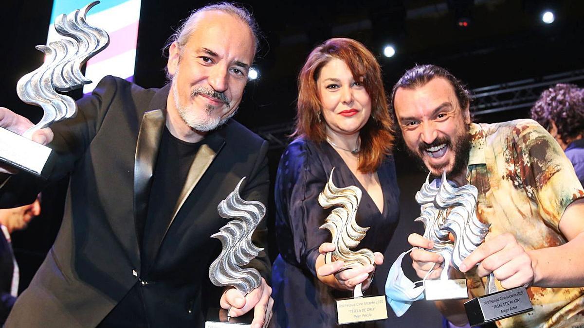Óscar Martín (i) presume con su equipo de los premios que logró anoche su película Amigo.