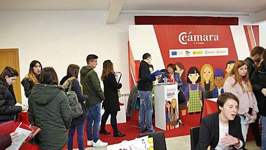 La Cámara apoya el empleo juvenil en Carballo