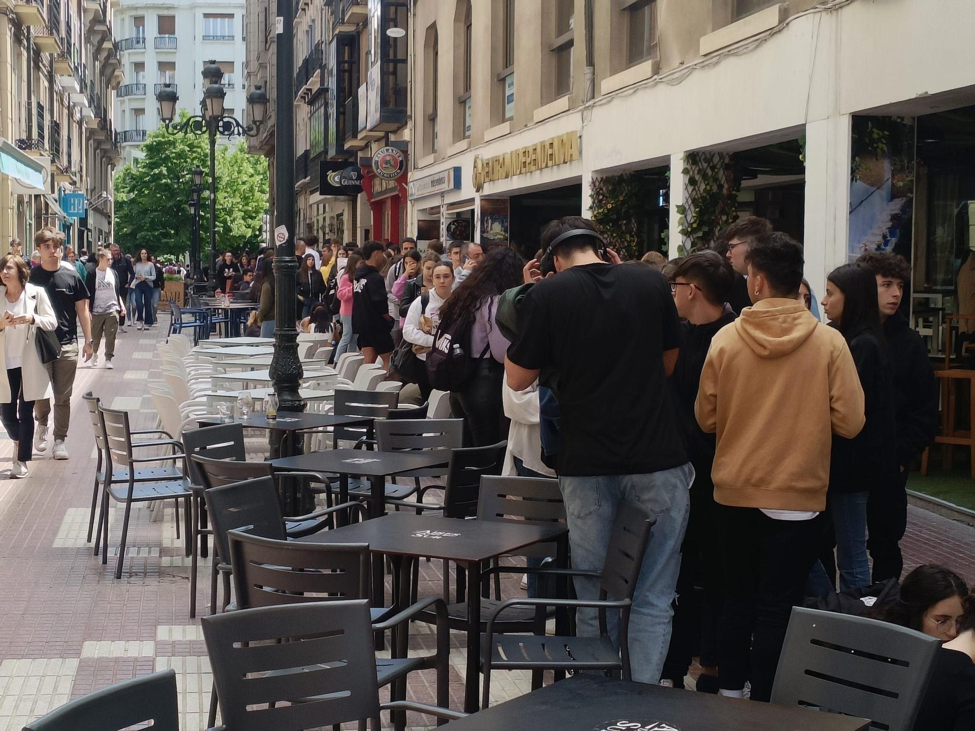De calle Cádiz a plaza España: más de mil jóvenes hacen fila para comprar  las entradas de Espacio Zity en Zaragoza - El Periódico de Aragón