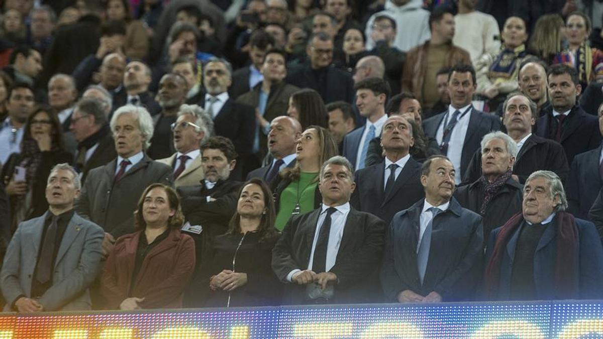 Joan Laporta junto a la alcaldesa Ada Colau en el palco del Camp Nou.